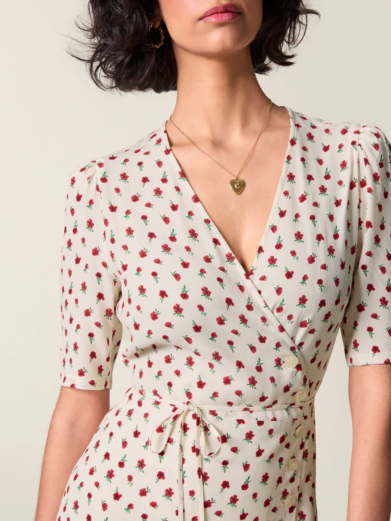 Zoom in on the décolleté of the gabin fleurette sauvage dress.