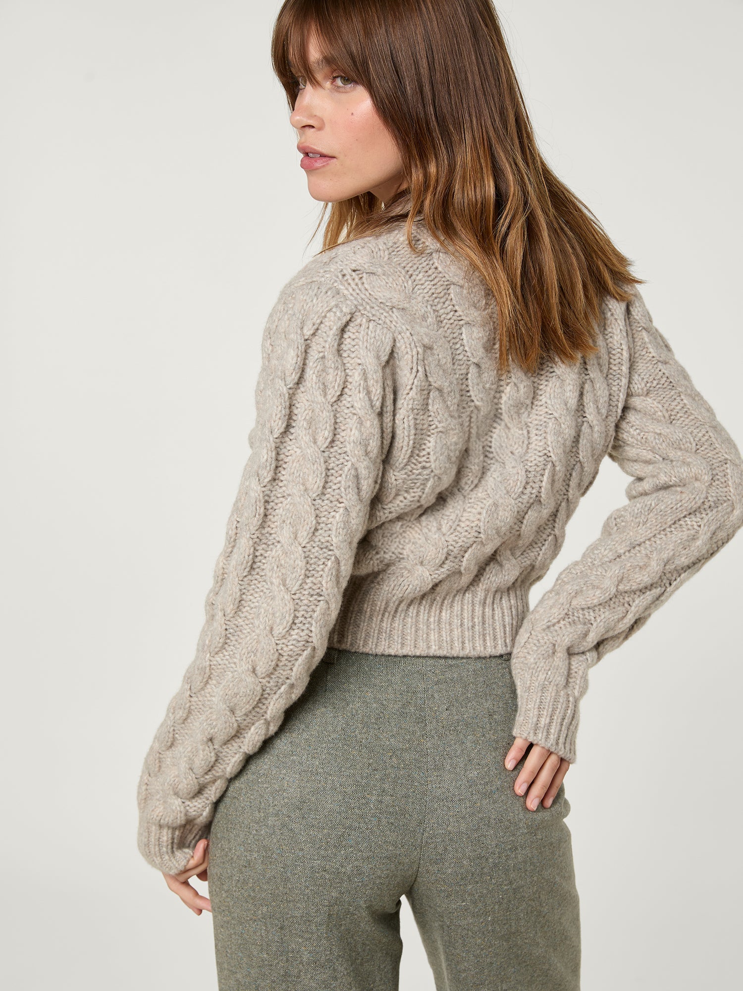 Cardigan court gris en laine chinée et torsadée | Rouje